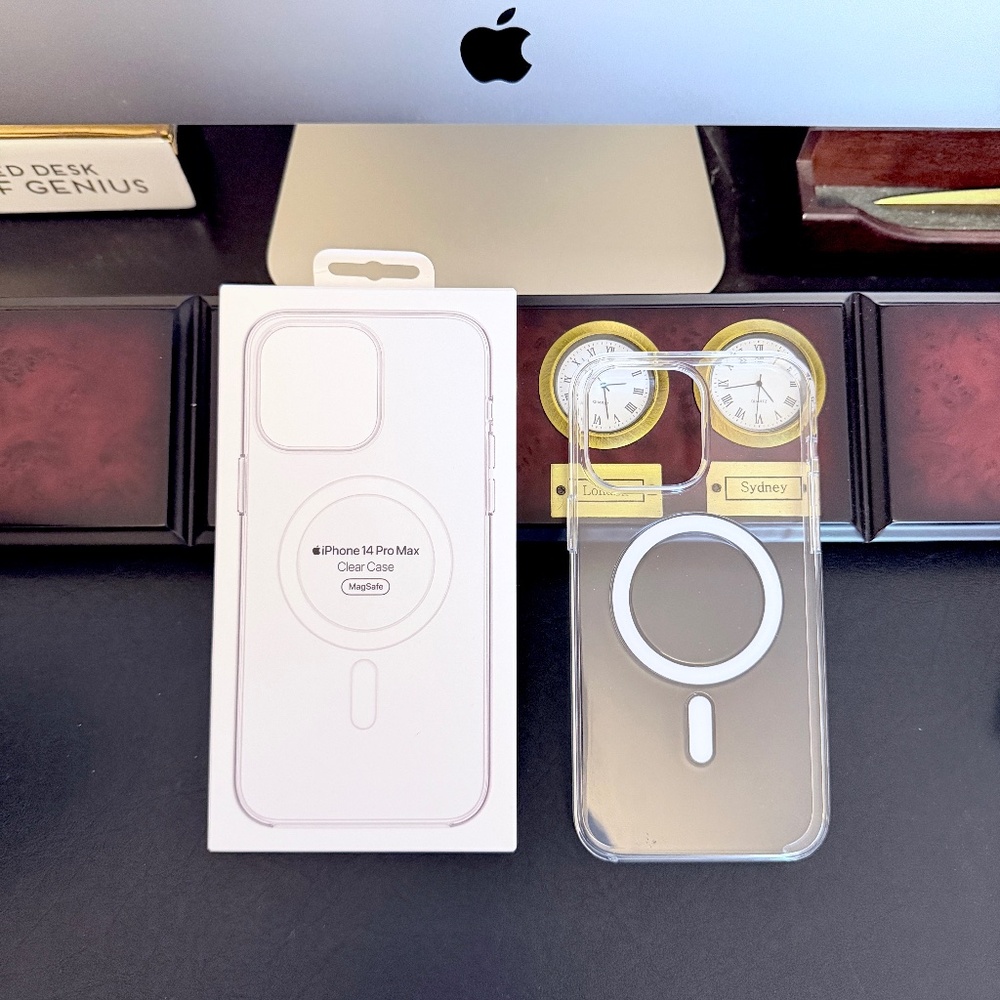 Apple iPhone 14 Pro Max clear case with MagSafe